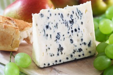 Tahtaya yakın çekim elma ve peynir.