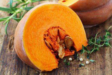 Tahta Arkaplanda Misk Kedisi Kabağı Dilimi