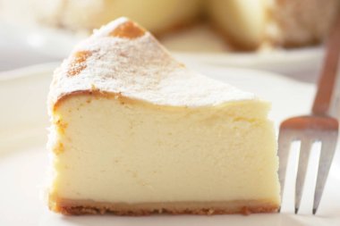Beyaz arka planda tereyağlı ve peynirli cheesecake
