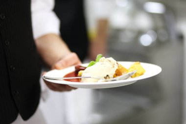 Bir tabak salatalı bir adamın yakın plan fotoğrafı.