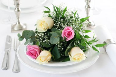 Beyaz arka planda güzel çiçekler