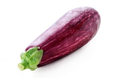 Beyaz arka planda izole edilmiş taze mor patlıcan.