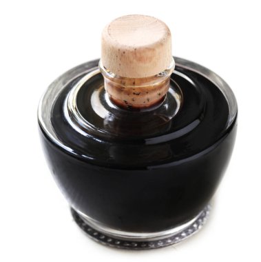 Beyaz arkaplanlı siyah şişe