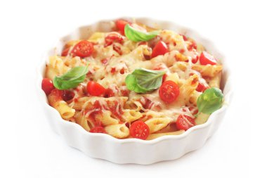 Domatesli ve fesleğenli lezzetli makarna.