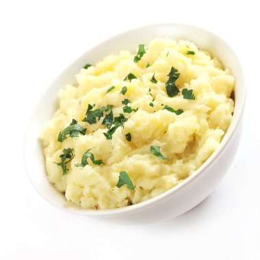 Beyaz kasede maydanozlu patates püresi.