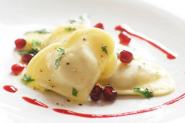 Ravioli 'nin dut soslu yakın çekimi.