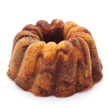 Beyaz arka planda izole edilmiş taze pişmiş kek