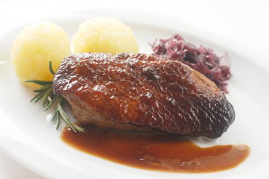 Beyaz arka planda et ve patates yakın çekim