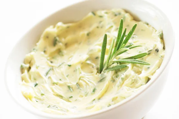 Nahaufnahme Von Butter Mit Kräutern Auf Weißem Hintergrund — Stockfoto