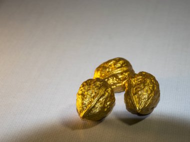 Hafif arka planda üç altın ceviz