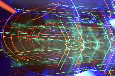 Renkli geometrik soyut ışık ve bilim arkaplanı. Bulanık renkli hareketlerin arka planı. Işıklar. Şehir ışıklarının arabalardan, sokak lambalarından ve barlardan gelen soyut desenleri..