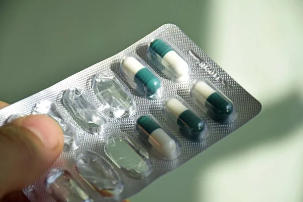 Hand Hält Ein Päckchen Mit Tabletten Grüne Tabletten Blister Verpackt — Stockfoto