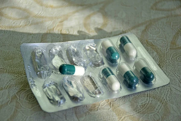 Foil Csomag Tabletták Zöld Tabletta Buborékcsomagolásban Részben Használt Csomagolás Egészségügyi — Stock Fotó