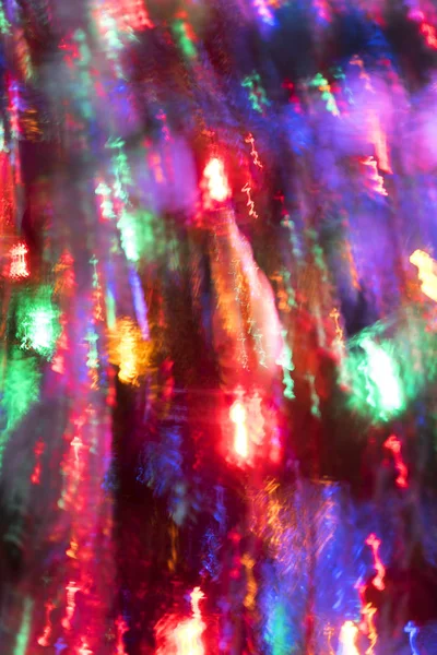 焦点を当てずにクリスマスの装飾色の電球 フォーカス カラフルな抽象的な背景とテキストのためのボケライト効果 夜の明るい金の輝き 光の火花 — ストック写真