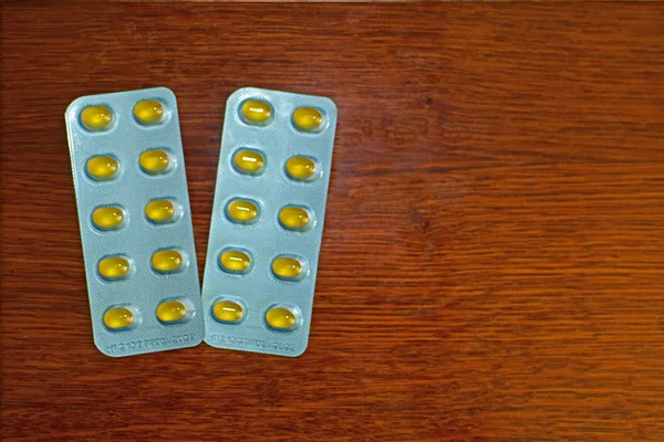 Különböző Sárga Lágy Zselatin Kapszulák Kék Csomagolásban Egészségügyi Orvosi Fogalom — Stock Fotó