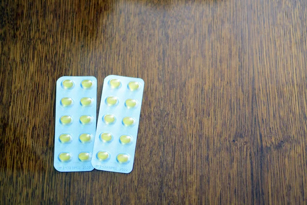 Különböző Sárga Lágy Zselatin Kapszulák Kék Csomagolásban Egészségügyi Orvosi Fogalom — Stock Fotó