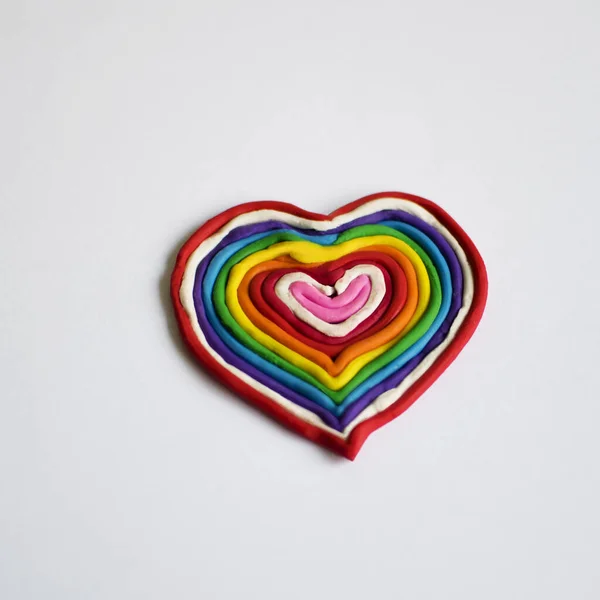 Rainbow Окрашивает Форму Сердца Сделано Вручную Текстурированные Изготовленные Пластилина Теста — стоковое фото