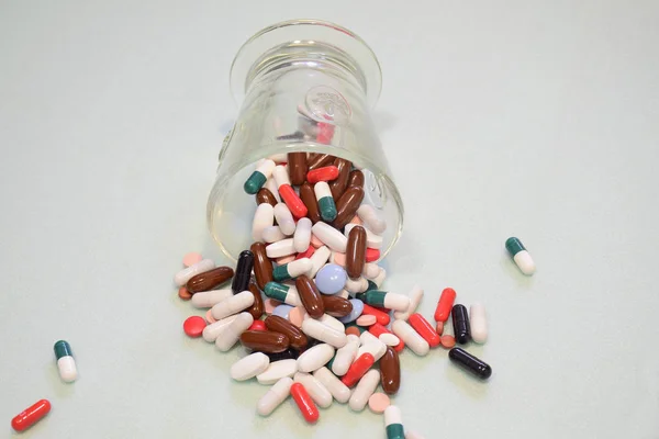 Många Läkemedel Och Piller Spilldes Ett Glas Ljus Bakgrund Begreppet — Stockfoto