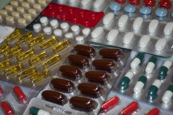 Egy Halom Tabletta Buborékcsomagolásban Buborékcsomagolás Tele Színes Tablettákkal Közelkép Egy — Stock Fotó