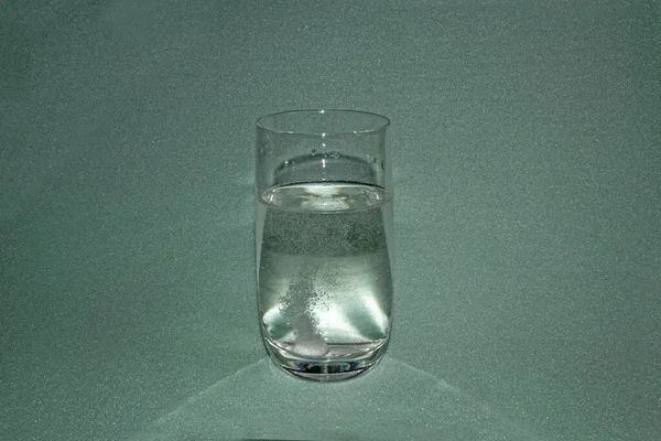 Comprimidos Solúveis Água Medicamento Solúvel Ressaca Vidro Com Comprimido Efervescente — Fotografia de Stock