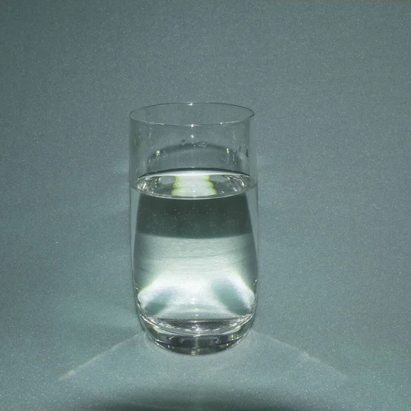 Склянка Водою Синьому Фоні — стокове фото
