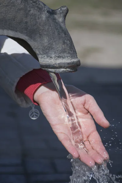 Női Kéz Elkap Egy Vízfolyást Tenyerében Mossa Kezét Pumpánál — Stock Fotó