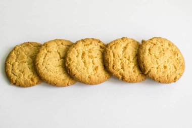 Beyaz arka planda beş çıtır çıtır kurabiye.