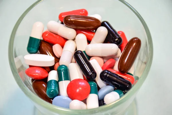 Veel Drugs Pillen Vullen Het Glas Een Lichte Achtergrond Rationeel — Stockfoto