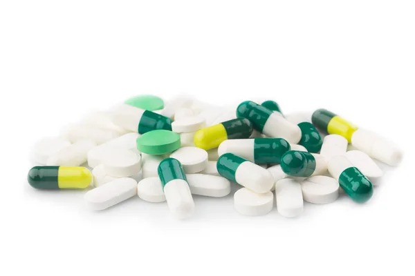 Farmacia theme.Green cápsulas y píldoras antibióticas blancas . —  Fotos de Stock