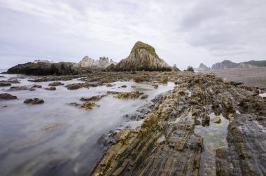 İspanya 'nın Cudillero kentindeki La Gueira plajında özel bir cazibe vardır.