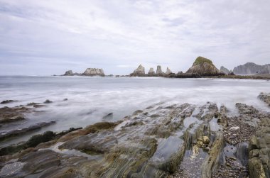 İspanya 'nın Cudillero kentindeki La Gueira plajında özel bir cazibe vardır.
