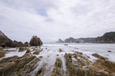 İspanya 'nın Cudillero kentindeki La Gueira plajında özel bir cazibe vardır.