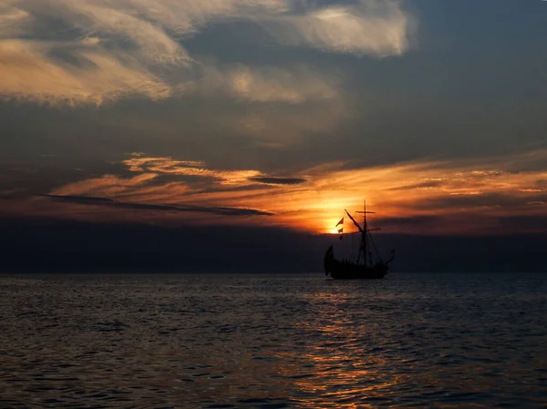 Saling boat en el dramático atardecer de verano por la noche — Foto de Stock