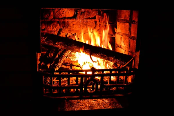 Lareira relaxante e aquecida à noite fria — Fotografia de Stock