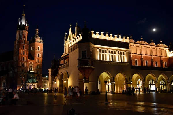 Yazın Krakow şehir meydanında gece aydınlandı