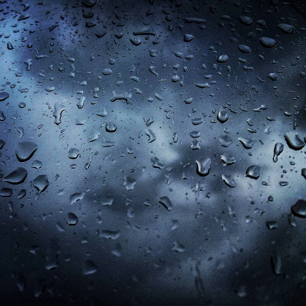 雨滴落在窗户上的生动照片 — 图库照片