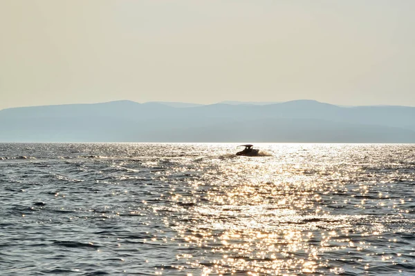 Increíble reflejo dorado de la puesta del sol en el agua en el mar con el barco — Foto de Stock