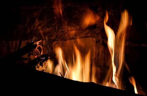 Foto de close-up de lareira ardente e quente à noite fria . — Fotografia de Stock