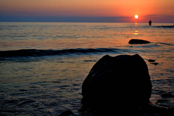 Cálido atardecer rojo verano en el mar Báltico con aguas tranquilas y relajantes . — Foto de Stock