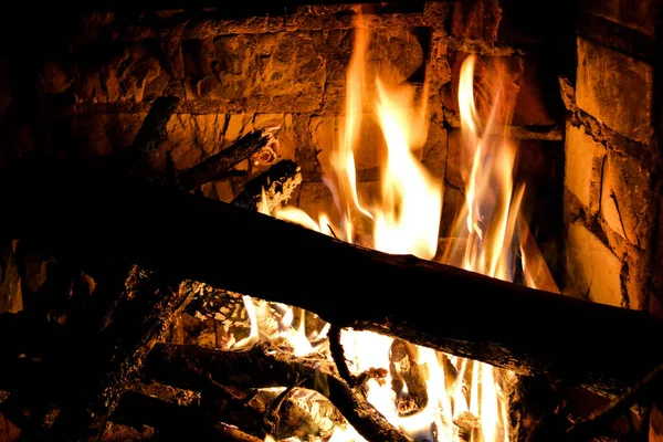 Foto de close-up de lareira ardente e quente à noite fria . — Fotografia de Stock