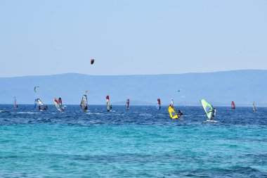 İnsanlar tatilde aktif bir eğlence yaşıyor. Hırvatistan 'da Adriyatik denizinde sörf yapmak.