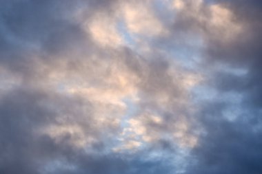 Güzel dramatik ve romantik bulutlu gökyüzü arkaplanı