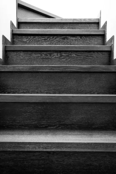 房子里的木制楼梯。单色楼梯上楼。木制内饰. — 图库照片