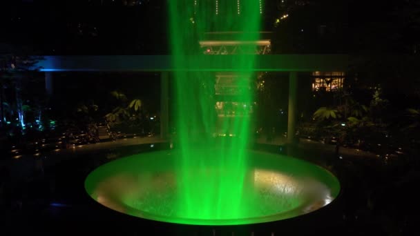 Cingapura Março 2020 Vórtice Chuva Inferior Hsbc Show Luz Verde — Vídeo de Stock