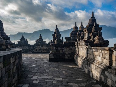 Sabahın erken saatlerinde Borobudur Tapınağı Yogyakarta Endonezya Java manzarası