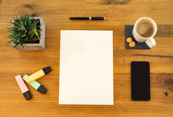 Mesa Vista de escritorio con lápiz una planta, café, espacio de trabajo, mobi — Foto de Stock