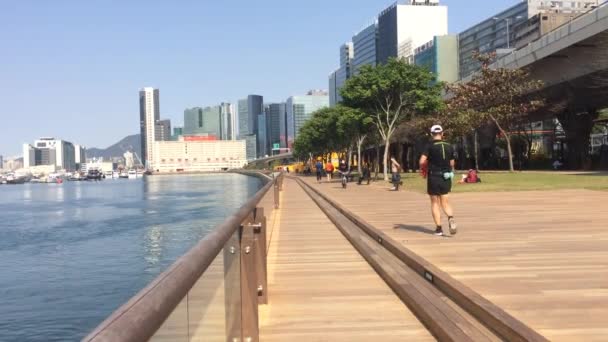 Ασιάτες Που Κάνουν Τζόκινγκ Στο Kwun Tong Promenade Ferry Pier — Αρχείο Βίντεο