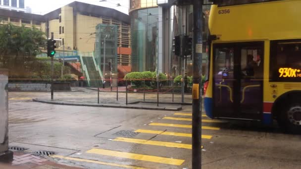 Гонконг Китай Апр 2020 Люди Азиатского Происхождения Масках Автобусах Трамваях — стоковое видео
