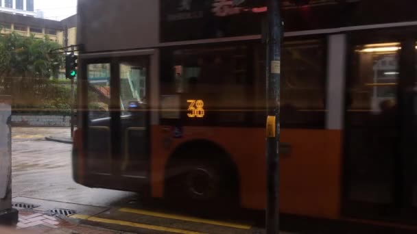 中国2020年4月6日 在铜锣湾宜和街 亚洲人在雨天戴口罩 乘巴士 坐的士 — 图库视频影像