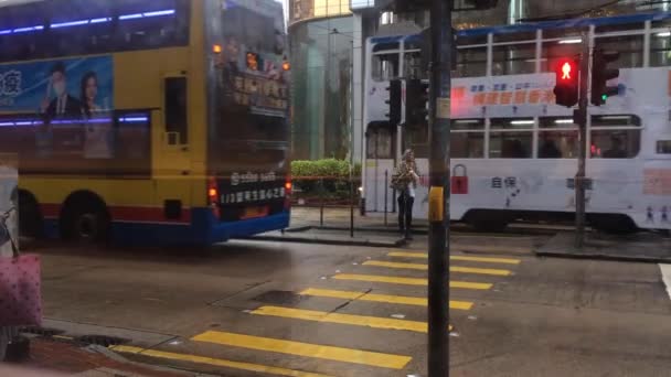 中国2020年4月6日 雨の日にコーズウェイベイのイ ストリートでフェイスマスク トラム タクシーを着用するアジア人 — ストック動画